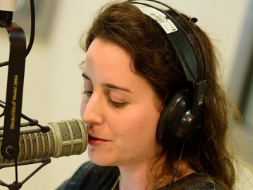 עדי לרנר-קריינית-שחקנית 